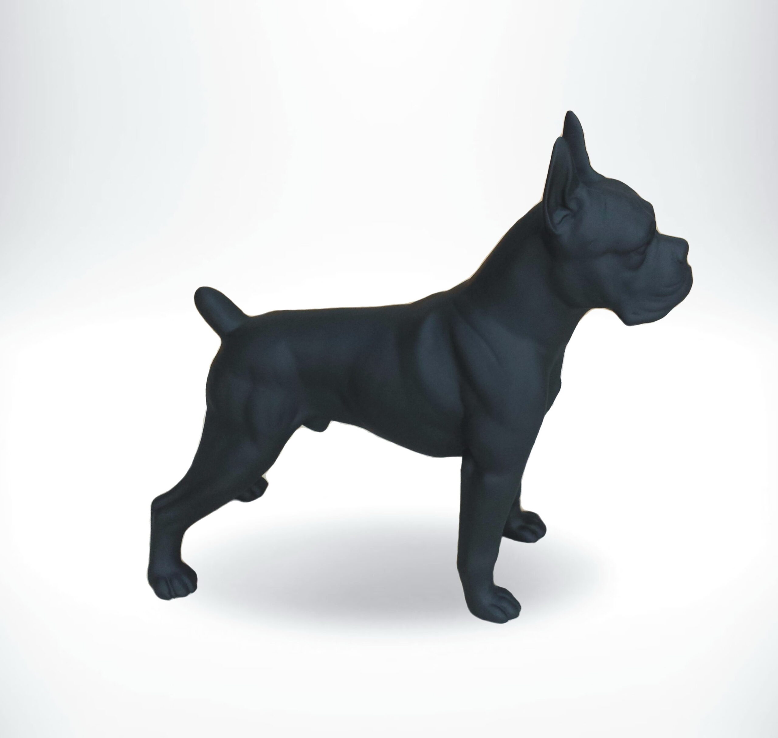 Figurine décorative de chien Boxer de taille moyenne - version monochrome 2 Figura dekoracyjna pies Bokser średni - wer. jednokolorowa