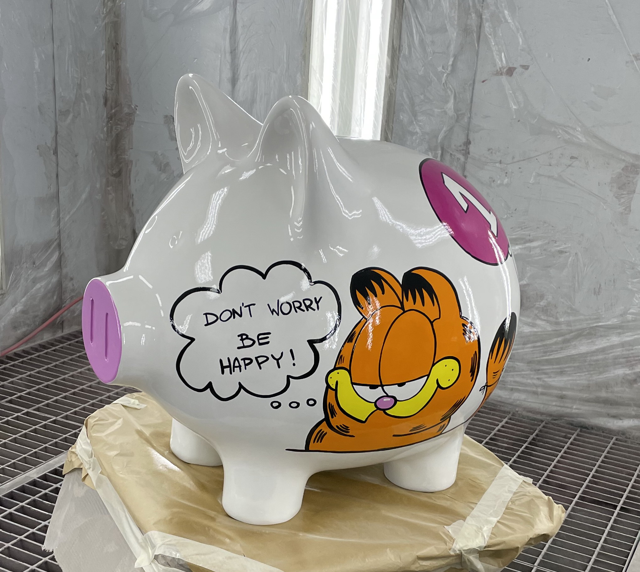 Piggy Bicgy Grande Figure 3D 2 Biała skarbonka w kształcie świni z namalowanym rysunkiem Garfielda i napisem