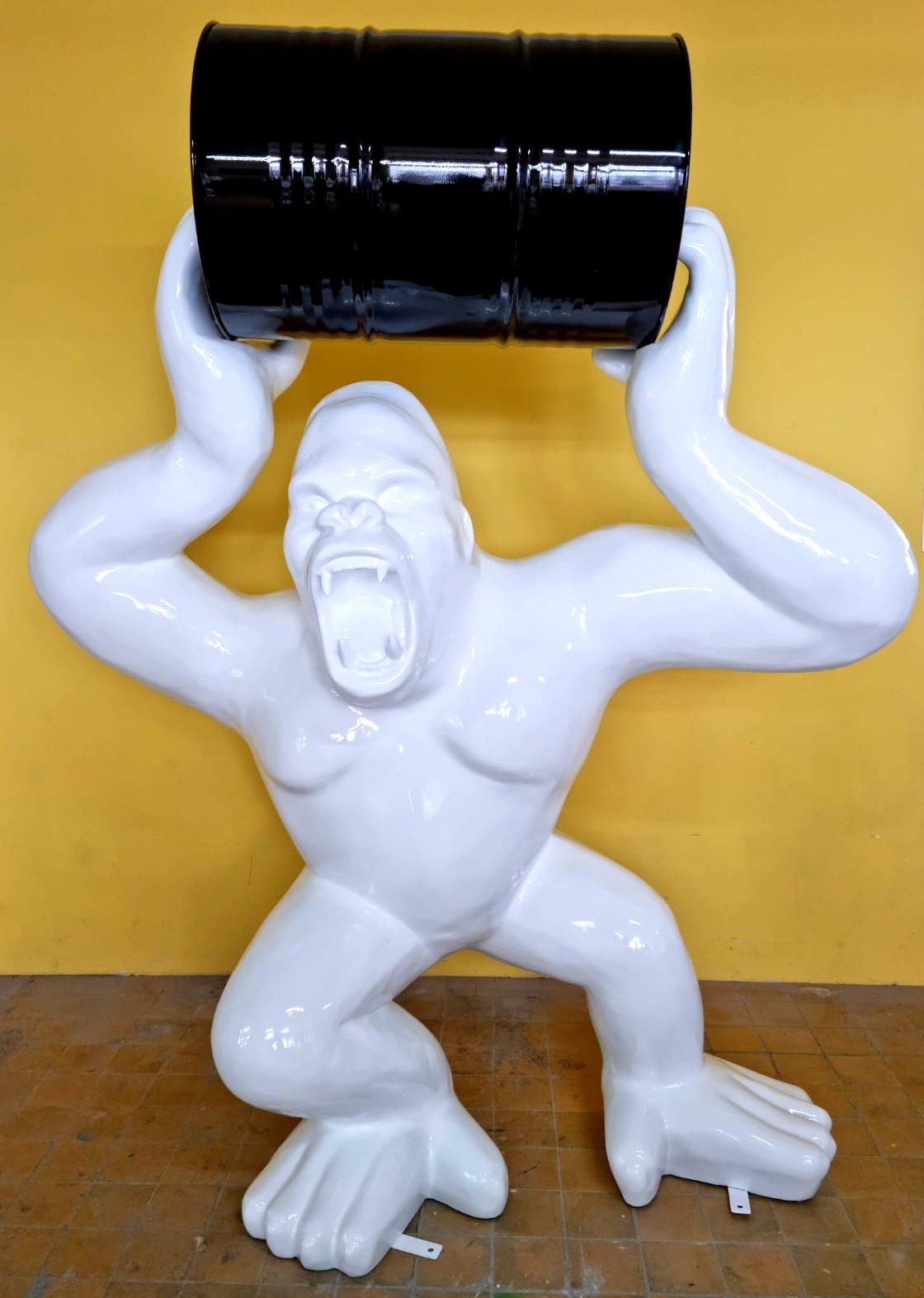 Grande figurine de gorille avec un tonneau 5 Duży goryl figura z beczką