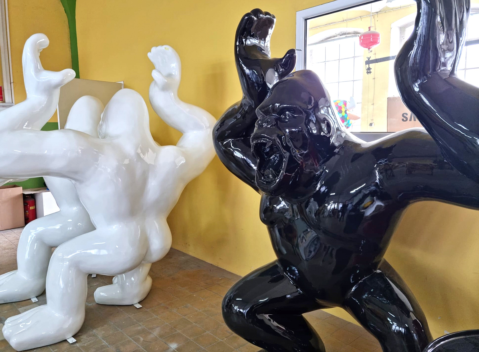 Grande figurine de gorille avec un tonneau 4 Duży goryl figura z beczką