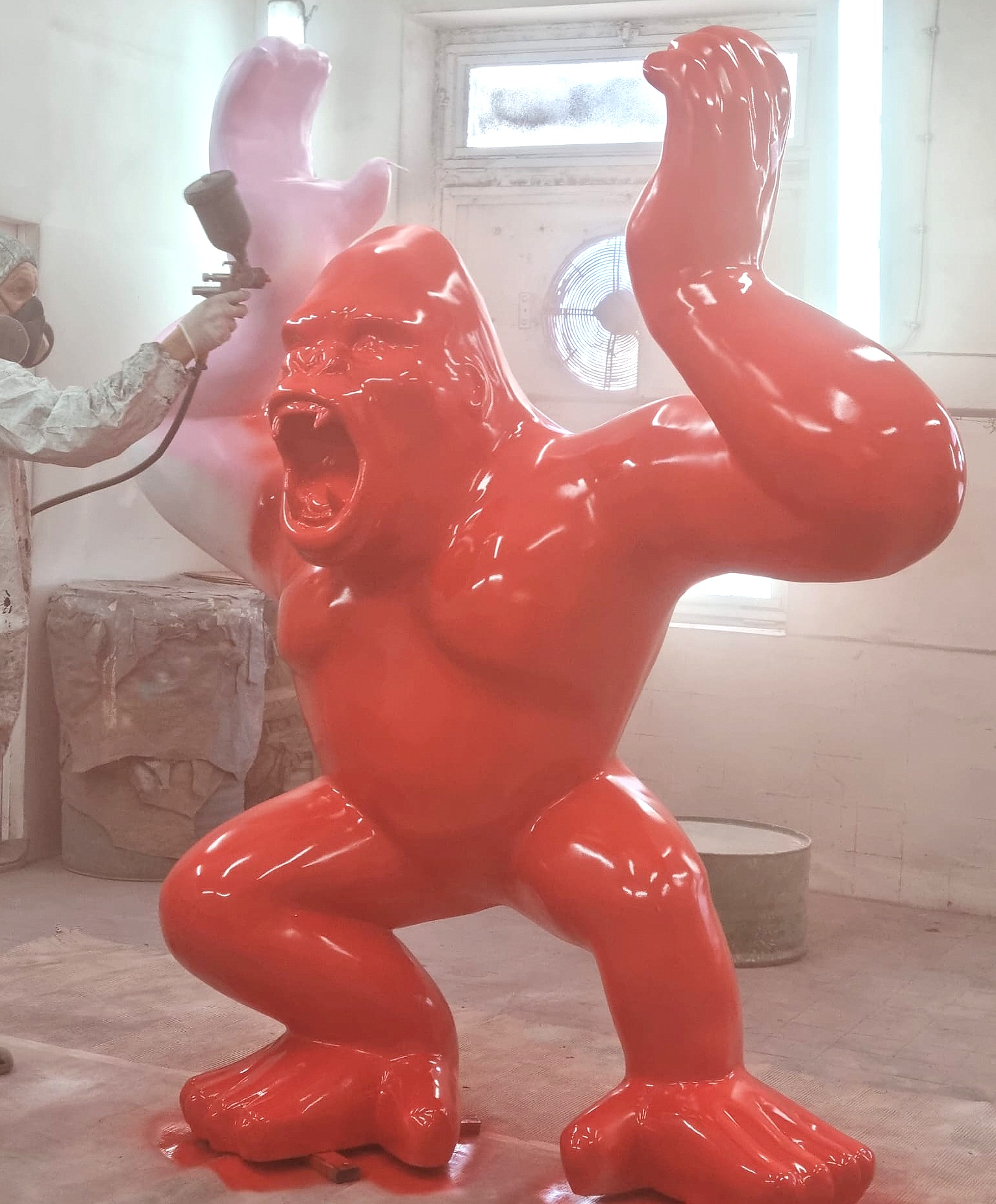 Grande figurine de gorille avec un tonneau 2 Duży goryl figura z beczką