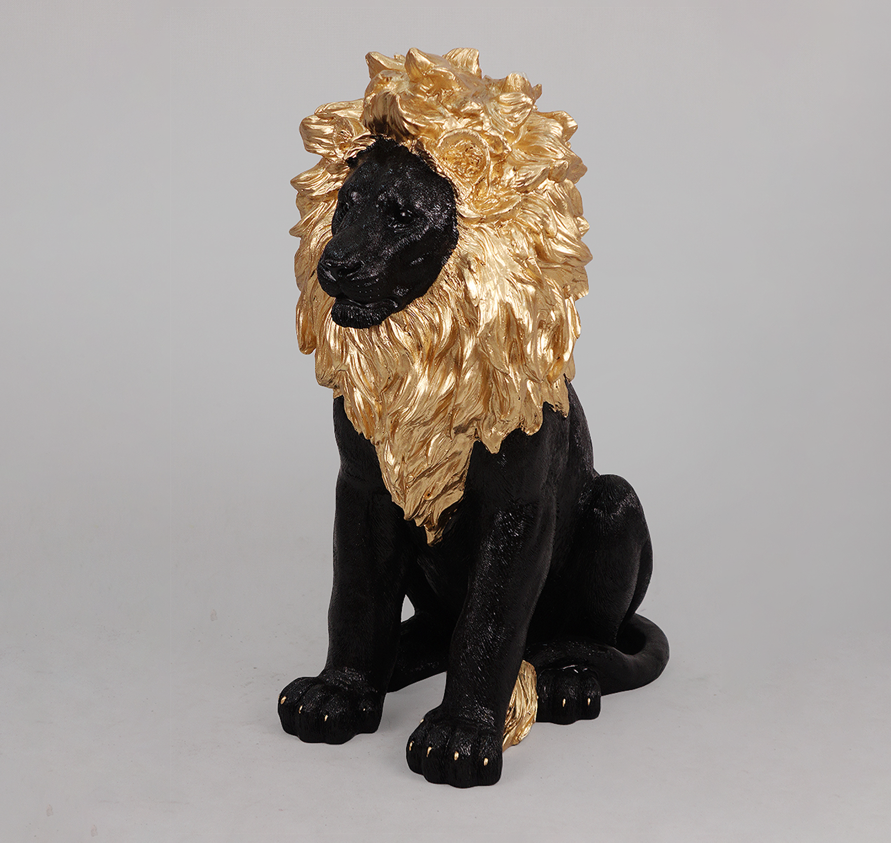 Lion assis - crinière dorée, peint 1 Lew siedzący - złota grzywa, malowany