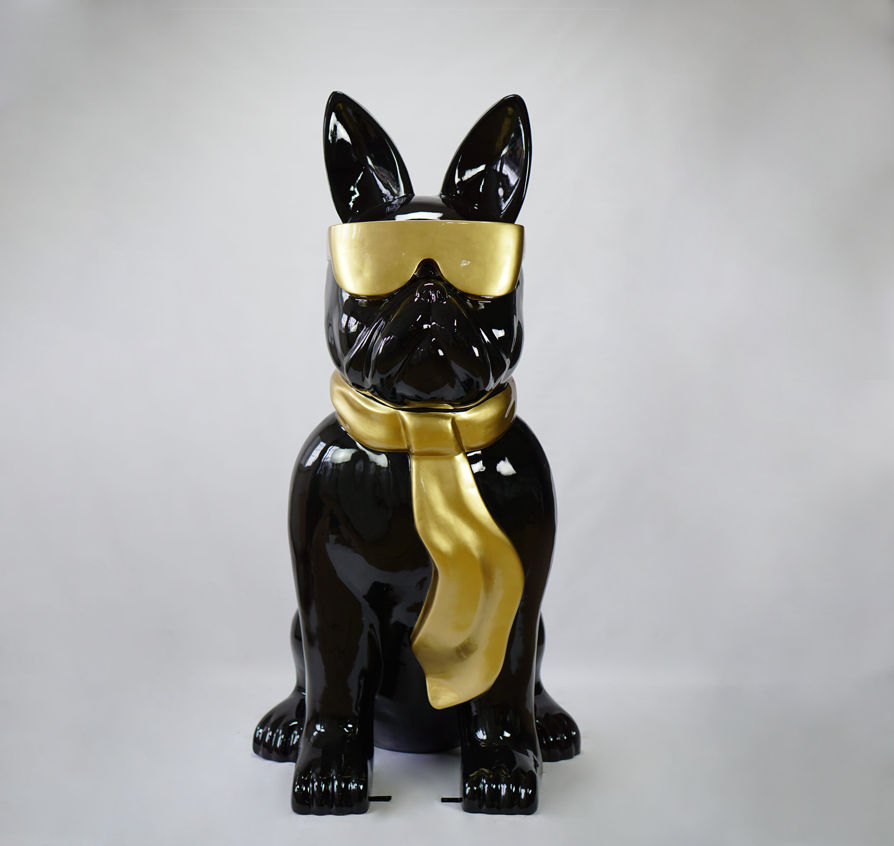 Grande figurine de bouledogue avec cravate et lunettes - noir et or 2 pies Duża figura bulldoga z krawatem w okularach - czarno złoty