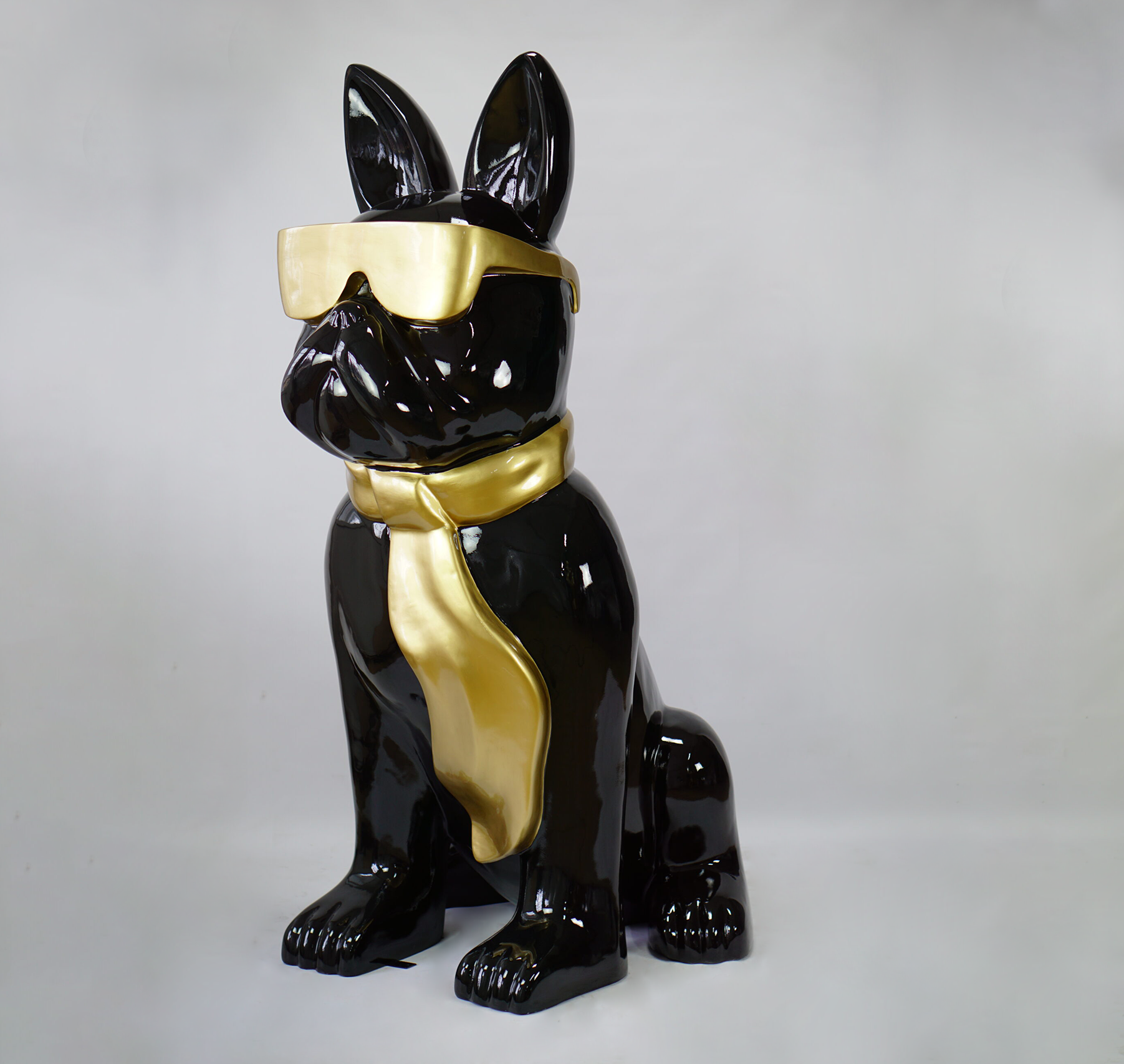 Grande figurine de bouledogue avec cravate et lunettes - noir et or 1 pies Duża figura bulldoga z krawatem w okularach - czarno złoty