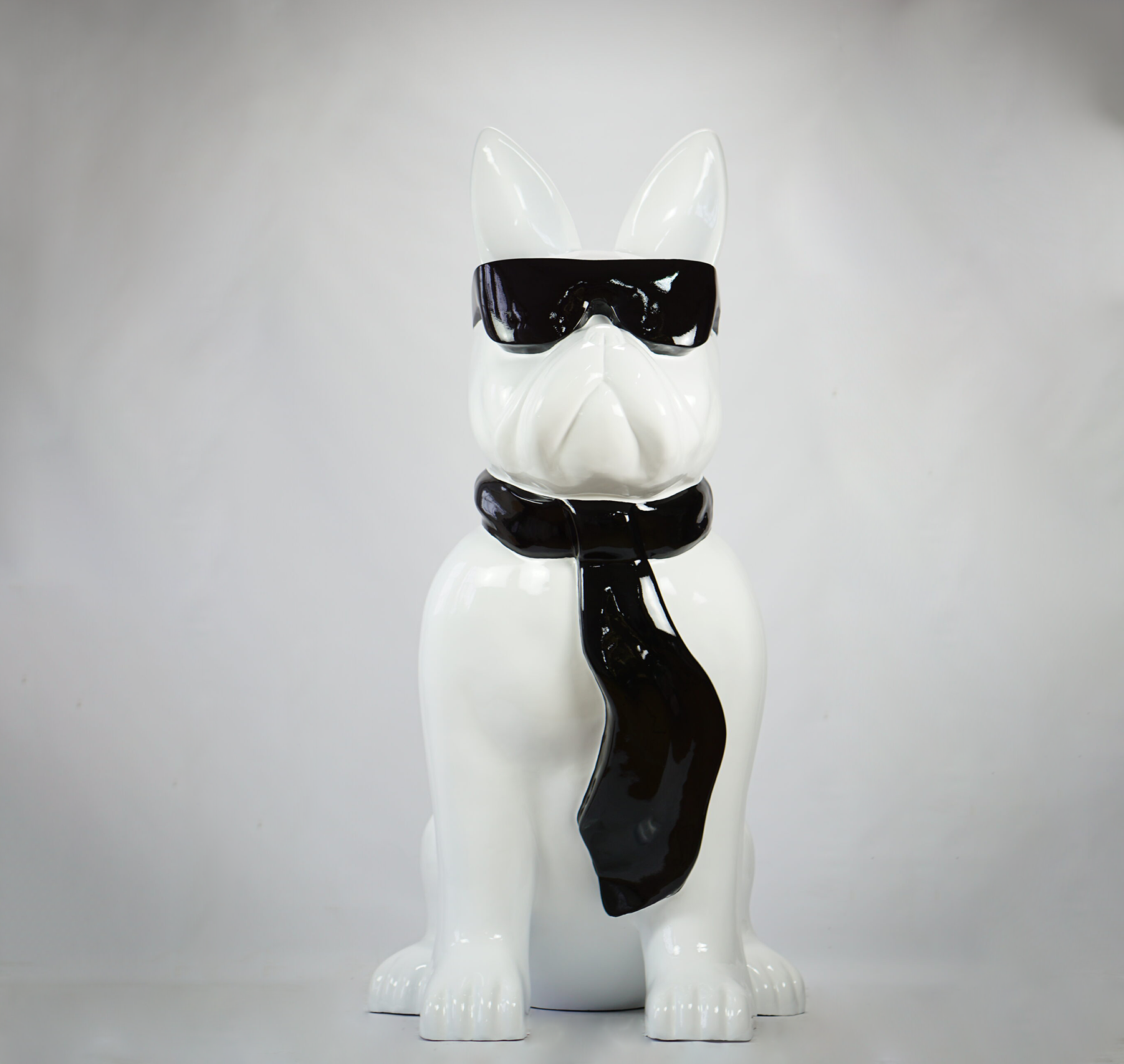 Grande figurine de bulldog avec cravate et lunettes - noir et blanc 2 pies Duża figura bulldoga z krawatem w okularach - biało czarny