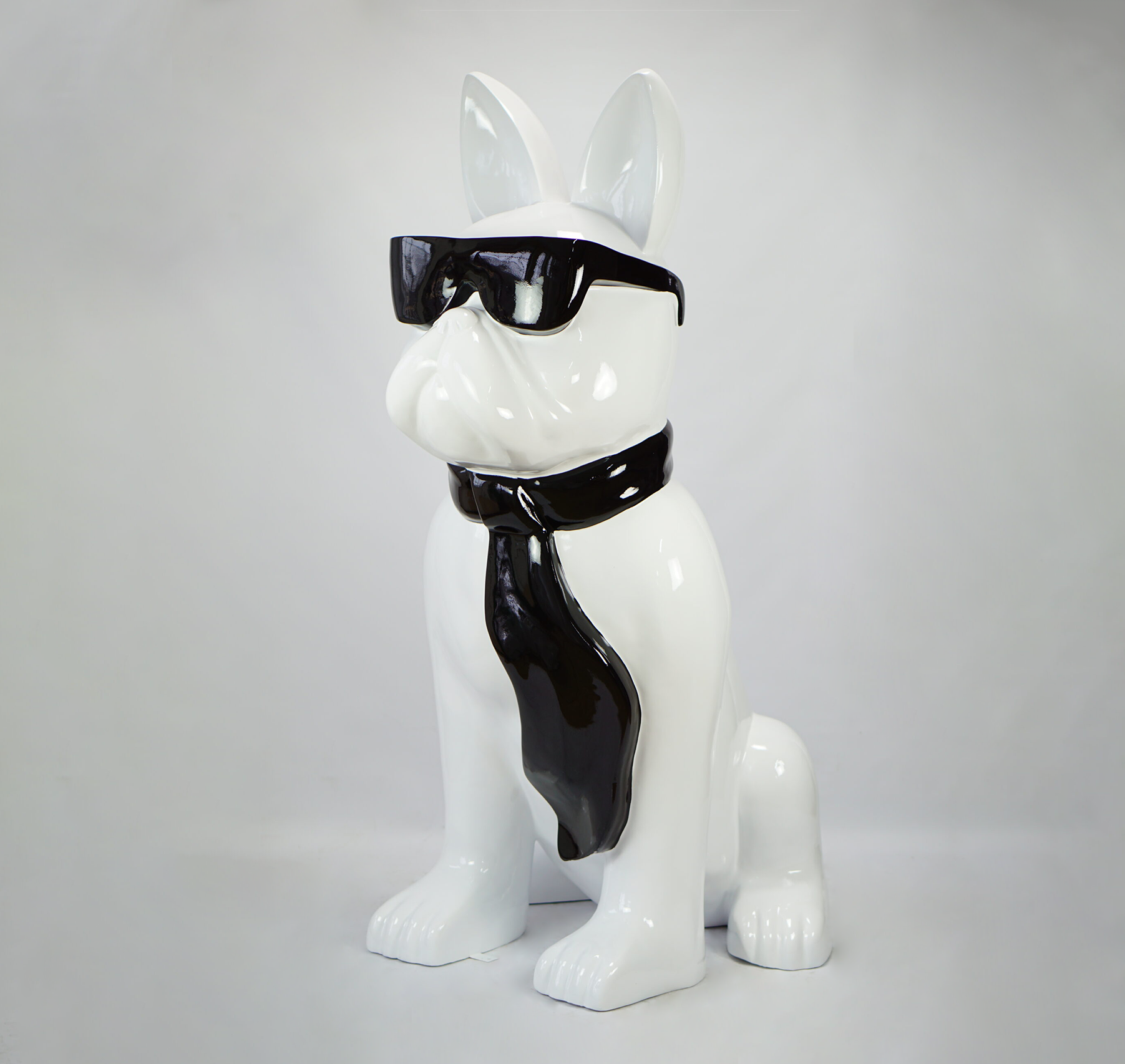 Grande figurine de bulldog avec cravate et lunettes - noir et blanc 1 pies Duża figura bulldoga z krawatem w okularach - biało czarny