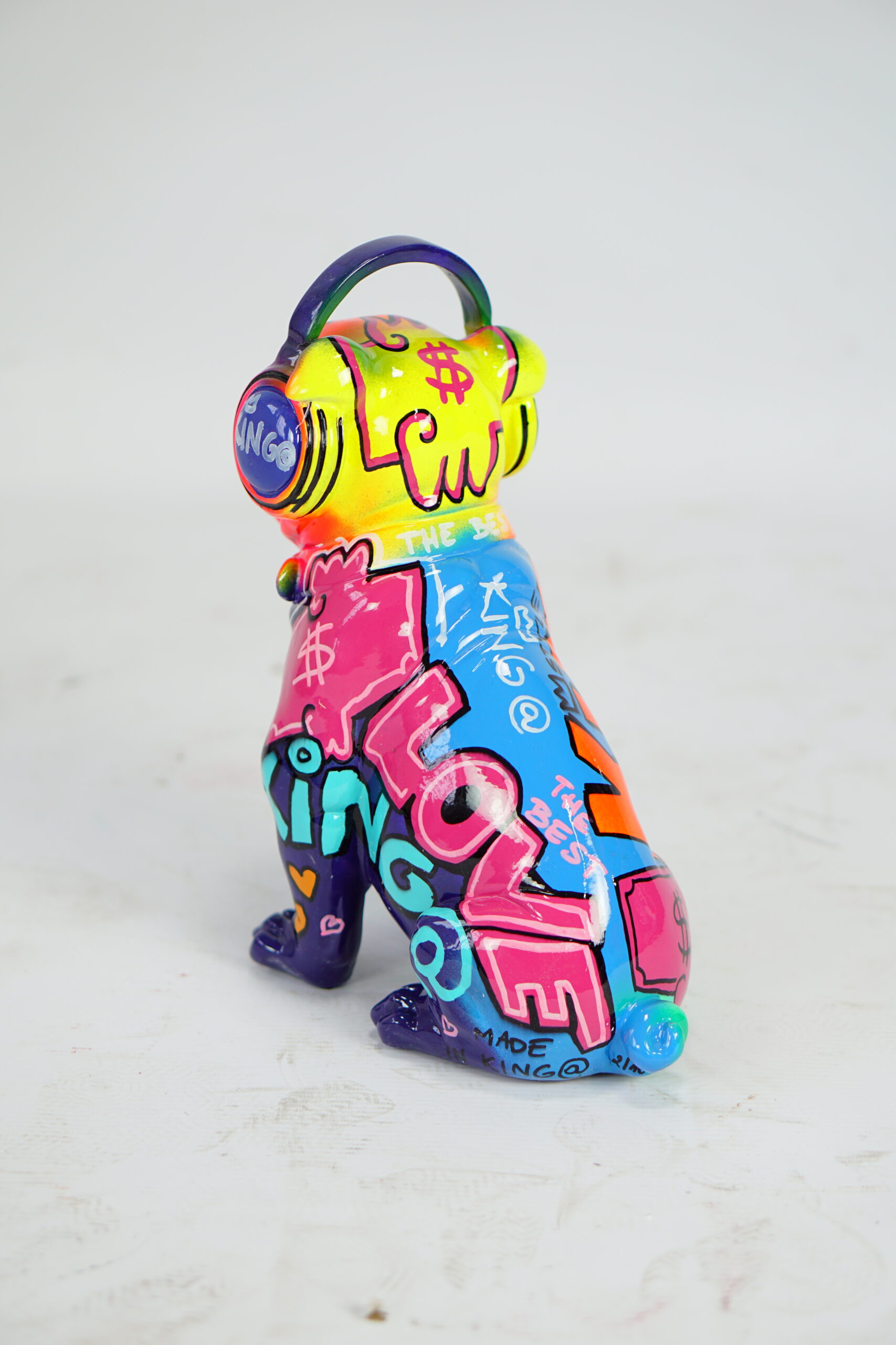 Chien Bulldog avec des écouteurs pies Bulldog ze słuchawkami „Kinga” - pop art