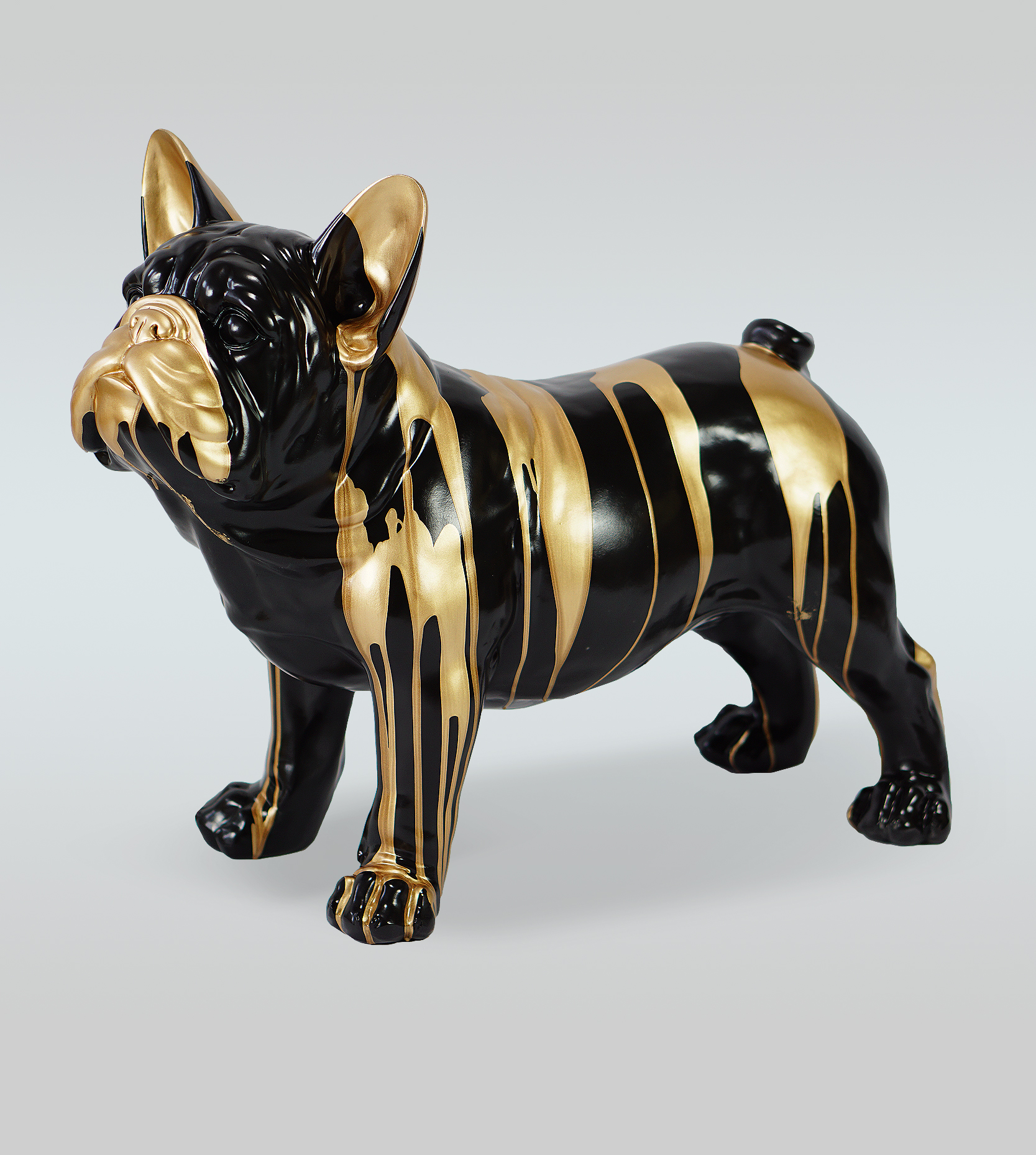 Chien Juki L - poubelle noire debout 1 pies Juki L - stojący czarny trash