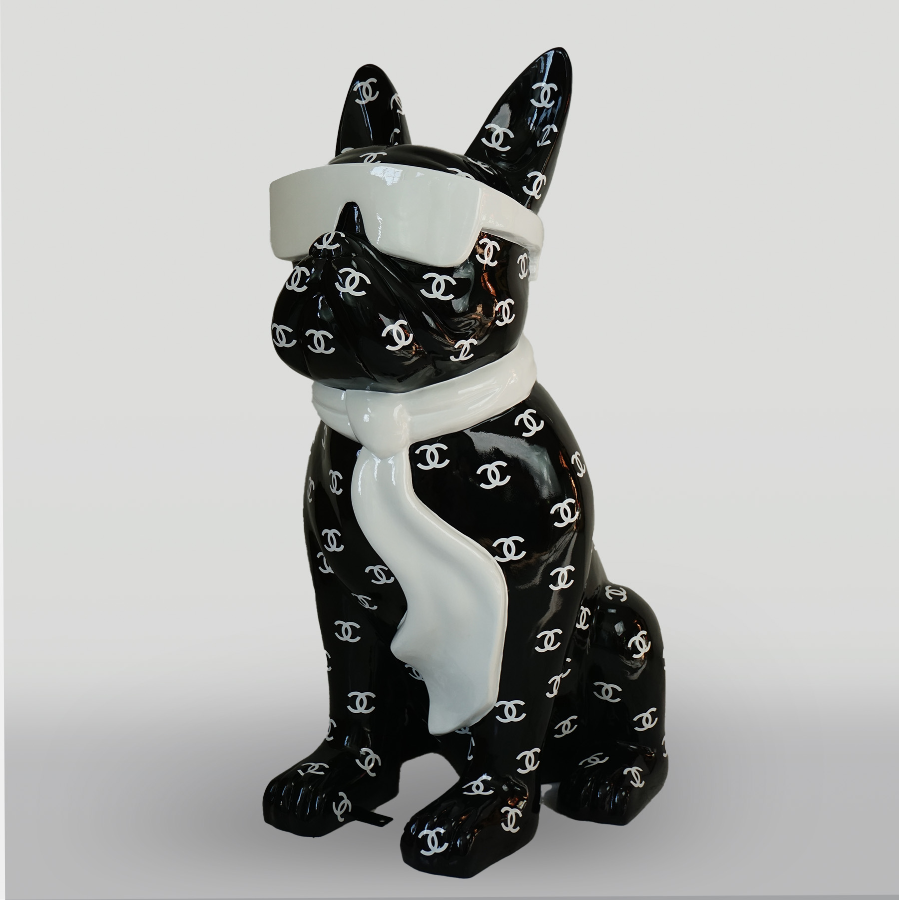 Chien en forme de bouledogue avec une cravate et des lunettes - CH Noire 1 pies figura bulldoga z krawatem w okularach – CH Czarna