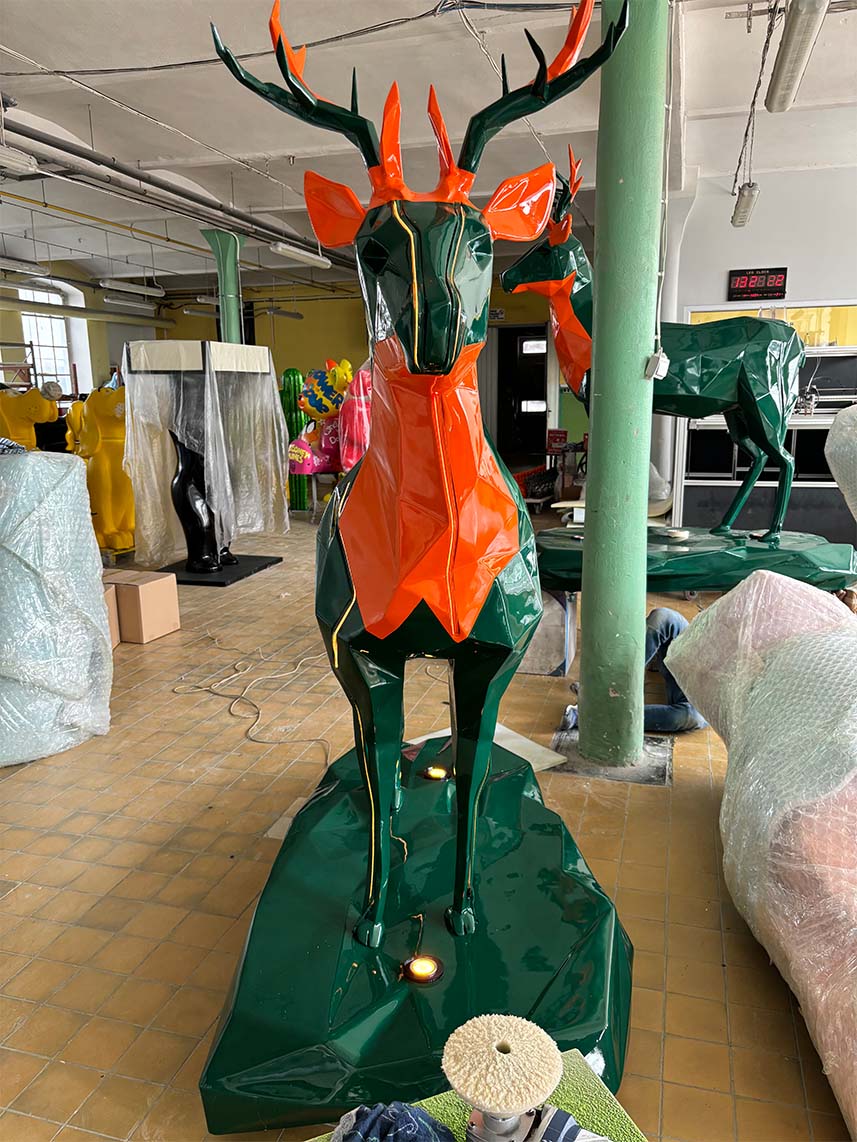 Kolorowa rzeźba jelenia w warsztacie.