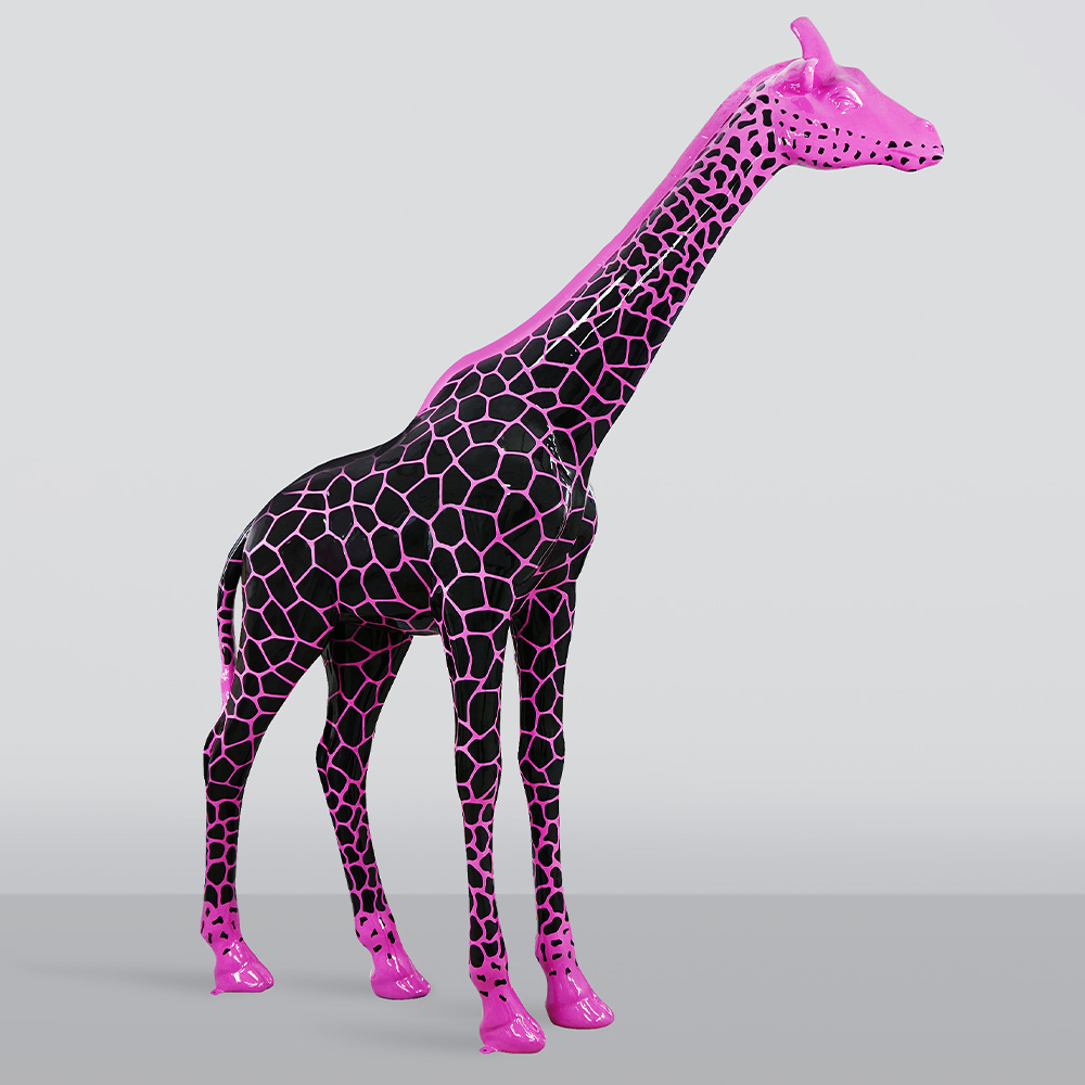 Grande Figurine Girafe Taille Réelle – Rose avec Taches Noires 1 Grande Figurine Girafe Taille Réelle – Rose avec Taches Noires